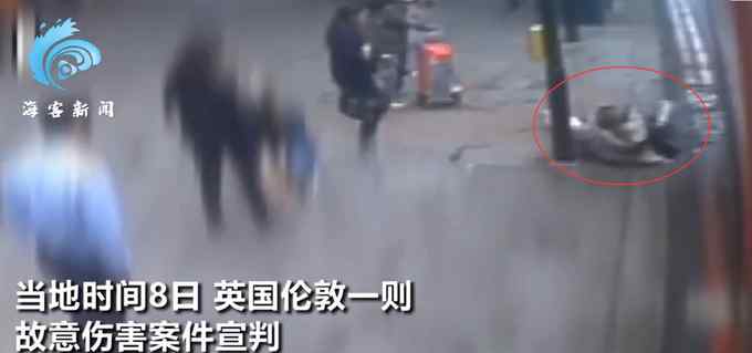 监控曝光恐怖一幕！英国女子将另一女子推下公路 迎头撞上公交