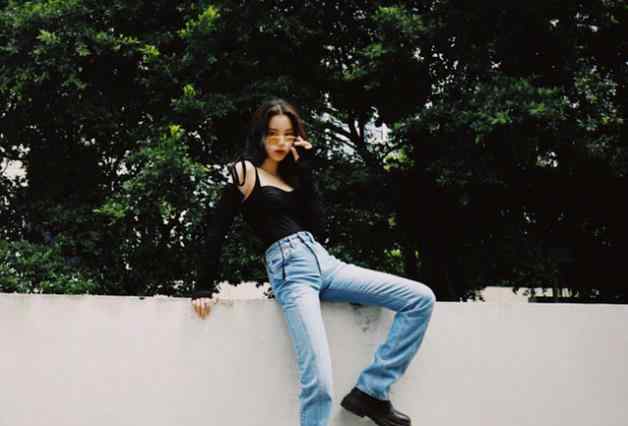 欧阳娜娜屁股 欧阳娜娜也开始走欧美风？街拍比时尚大片还优越，腰臀比例太吸睛