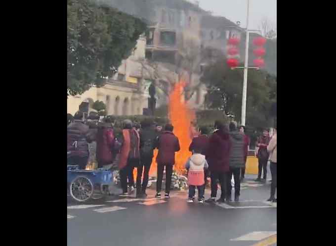 萧山姑娘上班看到这一幕 惊呆了！发帖曝光 网友看法不一