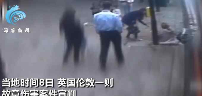 监控曝光恐怖一幕！英国女子将另一女子推下公路 迎头撞上公交