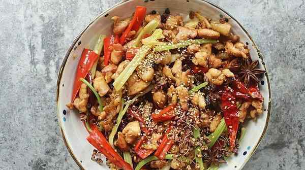 虎皮尖椒酿肉 美食精选：豆腐拌肉松、辣子鸡、虎皮尖椒酿肉、排骨烧青菜