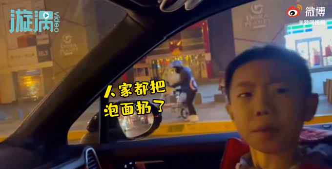 代驾扔掉泡面接活 男孩顿感内疚出哭腔 网友：把我看哭了