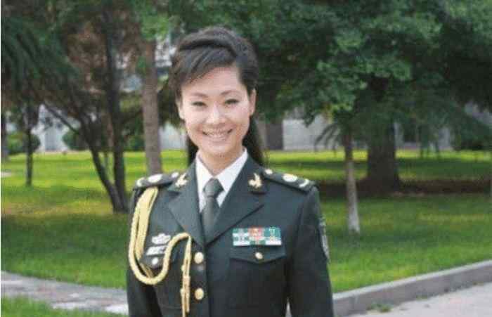 中国十大丑男 曾是中国最美女歌手，34岁离婚享正师级待遇，最终为爱嫁给丑男