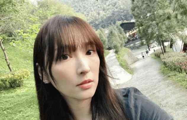 杨哲安 吴佩慈喜当妈后首露面，与谢霆锋前女友拍贴头照，大钻石耳钉抢镜
