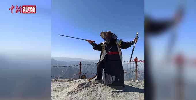 “华山论剑”！两退休大叔扮剑客圆武侠梦 网友点赞：老男孩