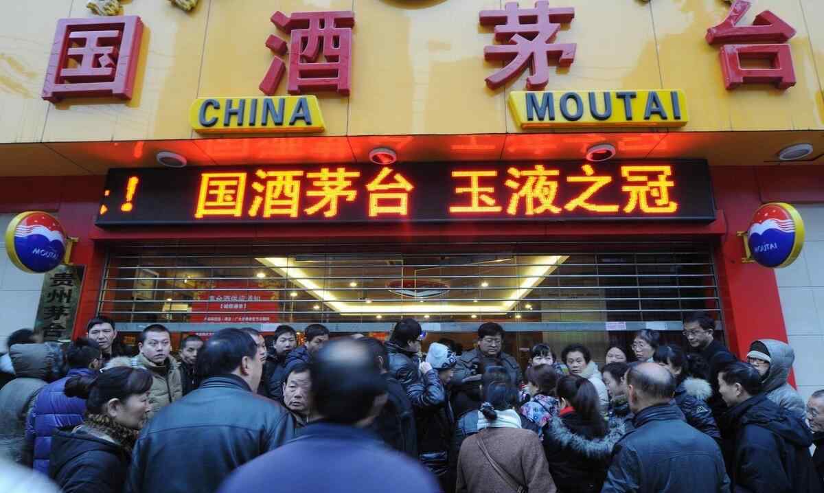 飞天茅台售价 茅台酒遭遇哄抢，飞天茅台价格飞天，揭秘幕后真实原因