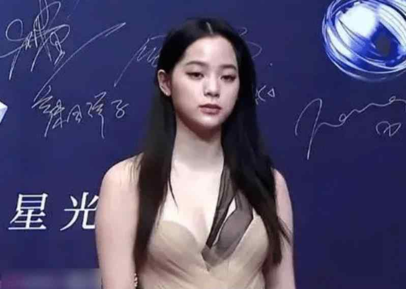 欧阳娜娜身材 星动之夜女星生图：欧阳娜娜身材很臃肿，而30岁这位惊艳全场