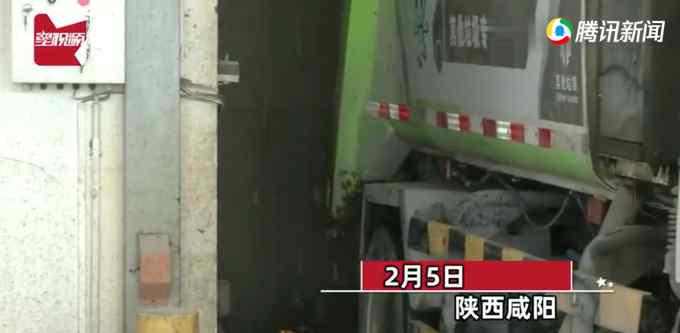 陕西一女子误将钱袋子当垃圾扔掉！环卫工刨3吨垃圾帮找回2万元