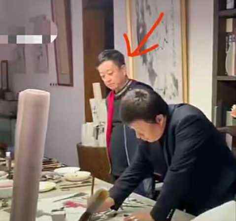 朱军父亲 朱军一家三口聚会，他满脸臃肿妻子像女儿，18岁儿子变家里最胖