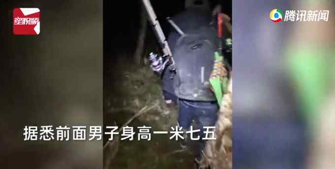 男子钓到罕见大鱼 一米多高需两人抬着走！网友：我去准备粉条了