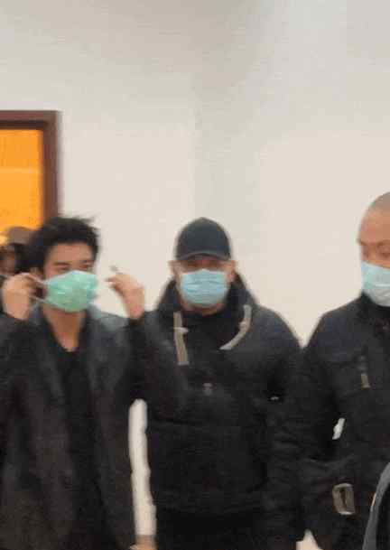 王力宏身高 王力宏录制春晚后台花絮曝光 怎么瘦这么多而且看着没以前高了？