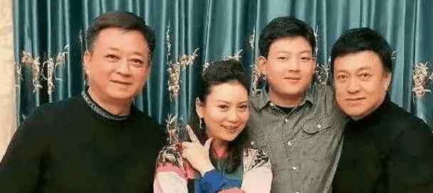 朱军父亲 朱军一家三口聚会，他满脸臃肿妻子像女儿，18岁儿子变家里最胖