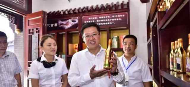 茅台五粮液 靠卖酒年赚37亿，五粮液、茅台都帮他“数钱”，今成行业首富