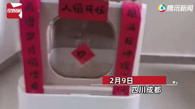 男友在家门口贴新奇春联 女子凑近一看瞬间哭笑不得！