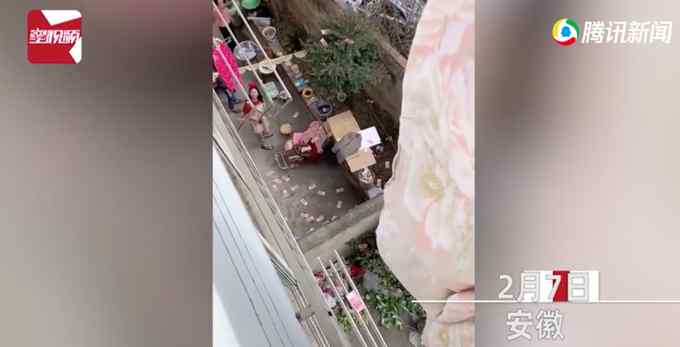 女子在家晒被子时抖落一地百元大钞！随后一幕让她左右为难