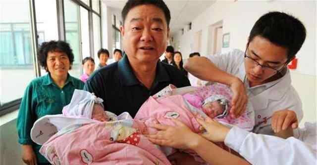 60岁老太生双胞胎 10年前，那位不顾反对生下双胞胎女儿的60岁老人，如今过得怎样？