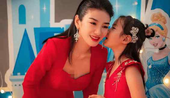 黄奕女儿 黄奕为8岁女儿庆生，同穿亲子红裙，网友：长相随爹霸气太像妈