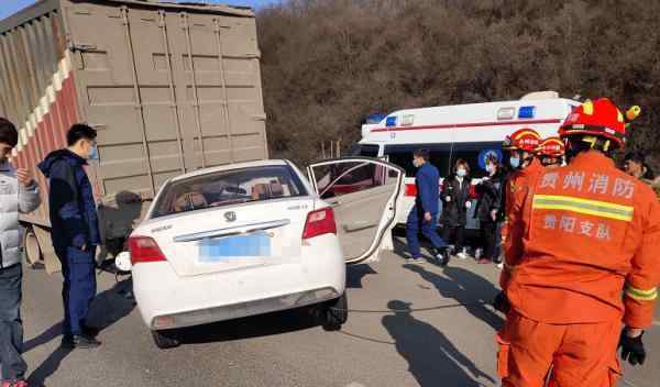 贵阳车祸 小轿车钻进货车尾部！贵阳这里发生车祸，驾驶员鲜血直流
