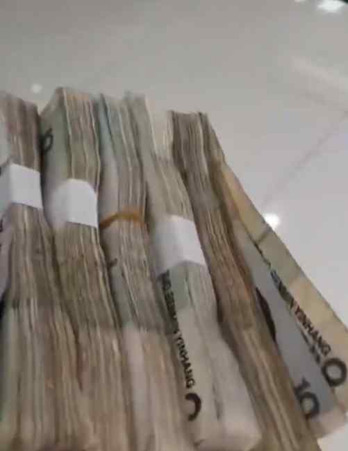男子银行换500元零钱却收到5000 随后的操作让人称赞！