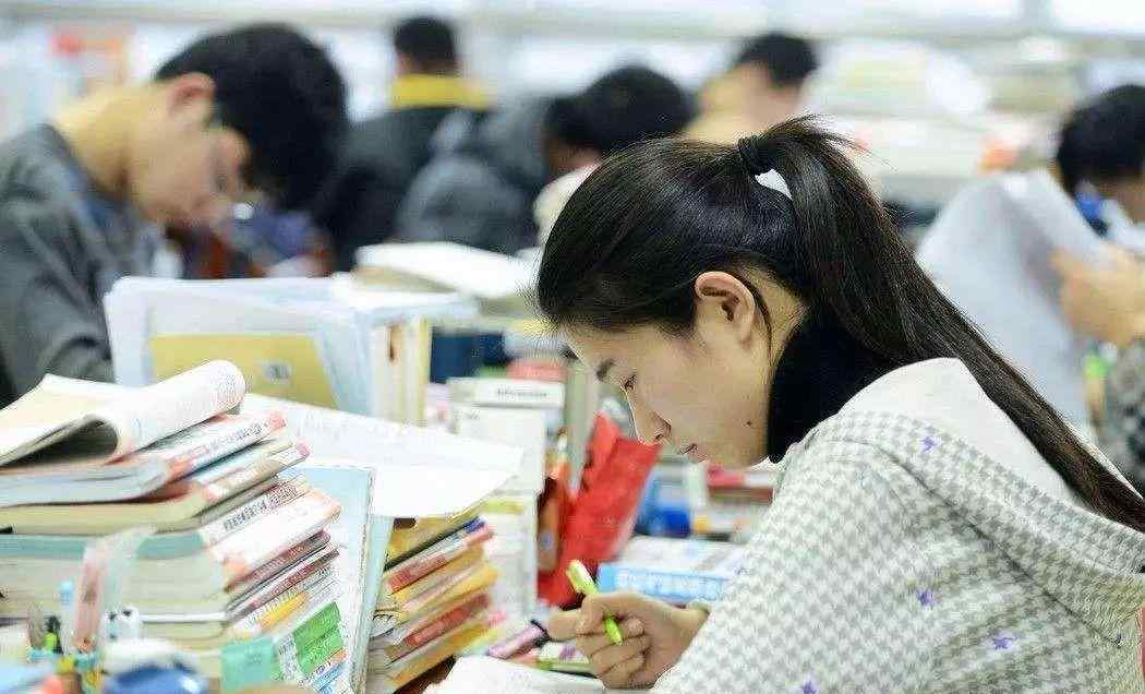 适合文科女生的专业 最适合文科生填报的几类大学专业，就业薪资也很高！