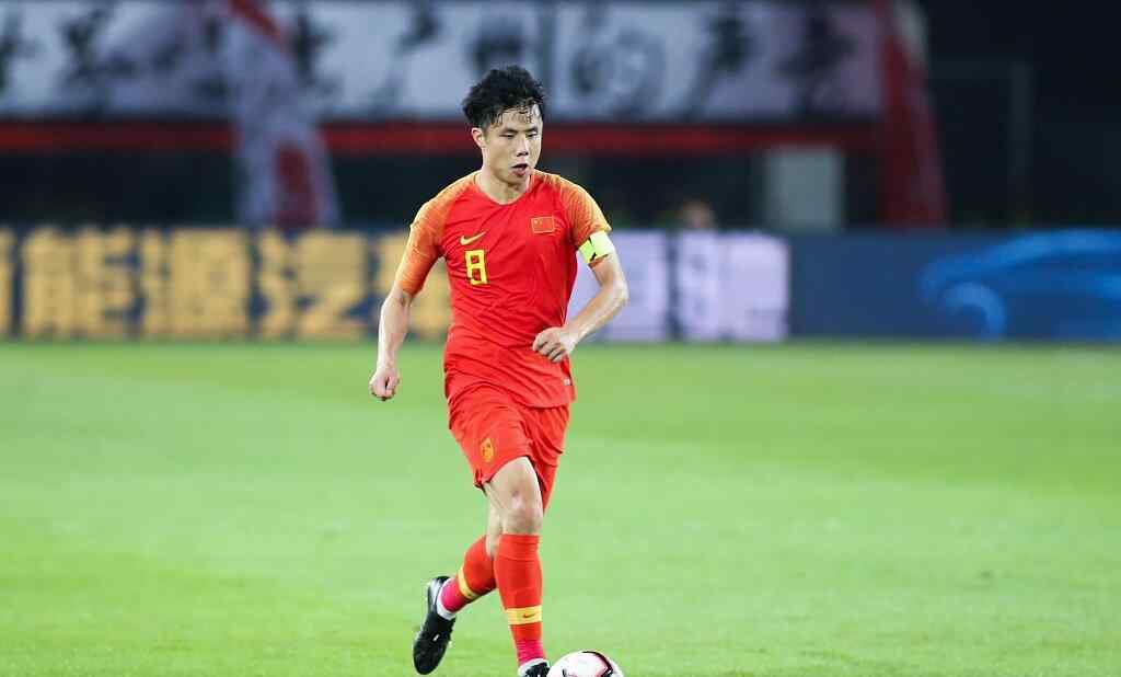 国足队长 被里皮放弃，中超也失去位置，却深受李铁器重，还有望成国足队长
