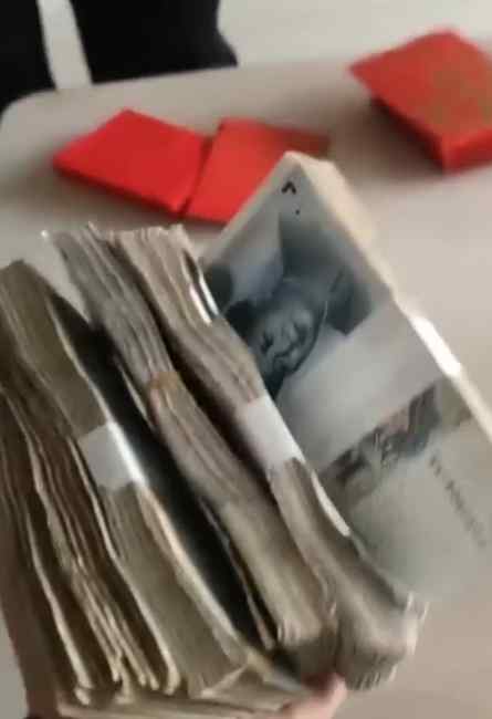 男子银行换500元零钱却收到5000 随后的操作让人称赞！