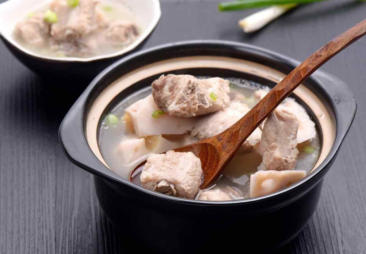 炖排骨用热水还是凉水 炖排骨汤时，牢记2个技巧，汤不仅颜色奶白，排骨鲜嫩又好吃