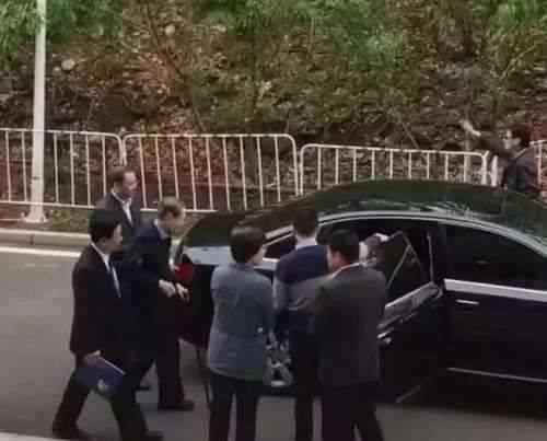 翁帆孕照 97岁杨振宁现身不见妻子翁帆，获多人搀扶，多人照顾拄拐杖乘车