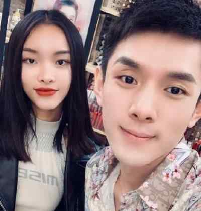 刘博鑫 刘柏辛和李佳琦为什么不同姓 两人是什么关系