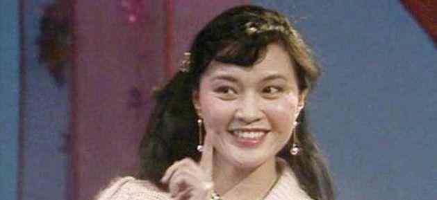 春晚女主持 首个用英语主持春晚的女主持，捧红丈夫后惨被抛弃，如今依旧单身