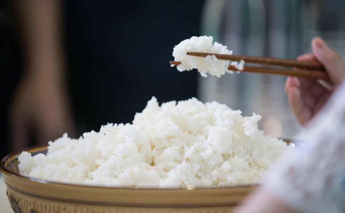 不用电饭煲怎么蒸米饭 蒸米饭，不要只会加水了，牢记2个窍门，米饭香甜饱满，粒粒分明文章配图