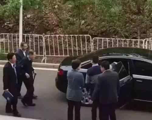 翁帆孕照 97岁杨振宁现身不见妻子翁帆，获多人搀扶，多人照顾拄拐杖乘车