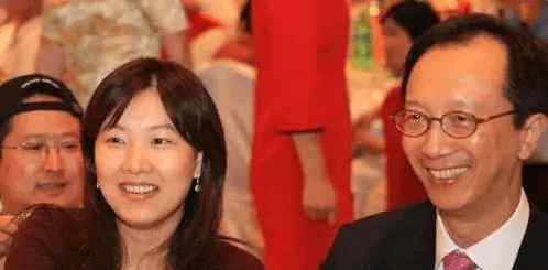 梁锦松 23岁伏明霞嫁49岁梁锦松遭反对，今仨孩子高颜值，丈夫瘦成皮包骨