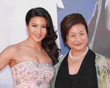郑佩佩老公 武侠皇后郑佩佩：怀孕8次只为生儿子，生下儿子却难逃悲惨结局