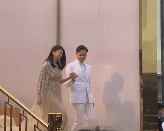 张智霖袁咏仪 张智霖袁咏仪合体现身，袁咏仪金色礼服显丰满，幸福肥明显
