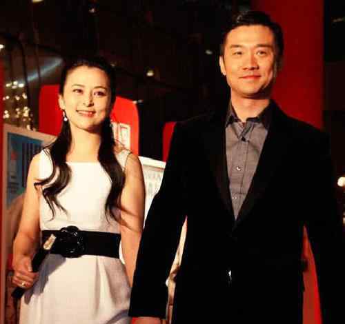 黄志忠现任老婆 因《亮剑》一炮而红，成名后抛妻弃子另寻新欢，今50岁成这样