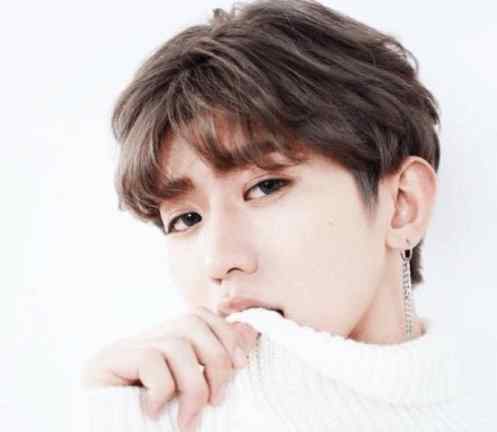 tfboys公司澄清蔡徐坤 明星拍照咬东西：蔡徐坤衣领，张翰领带，杨洋连吸尘器都不放过！