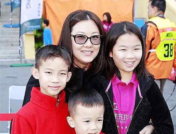 梁锦松 23岁伏明霞嫁49岁梁锦松遭反对，今仨孩子高颜值，丈夫瘦成皮包骨