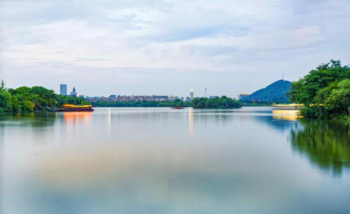 西湖门票 杭州不只有西湖，附近的“姐妹湖”不比西湖差，门票免费地铁直达