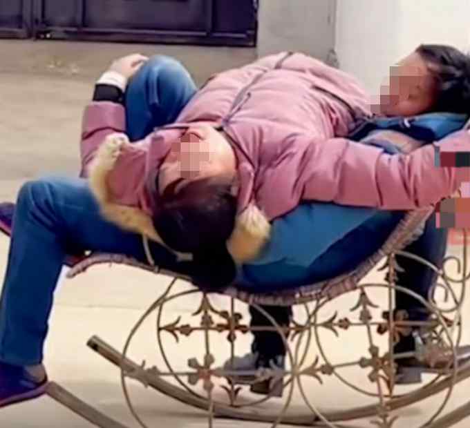 单身男子回家看见父母秀恩爱 无奈喊话想回去加班！网友：文明催婚