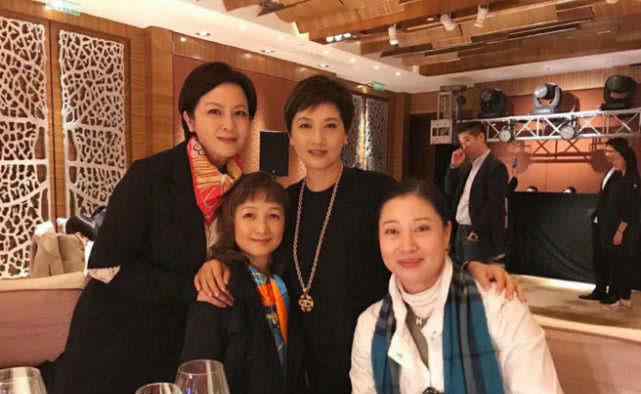 邓婕为什么不生孩子 她二婚嫁给张国立，结婚30年不能生孩子，如今62岁当妈妈