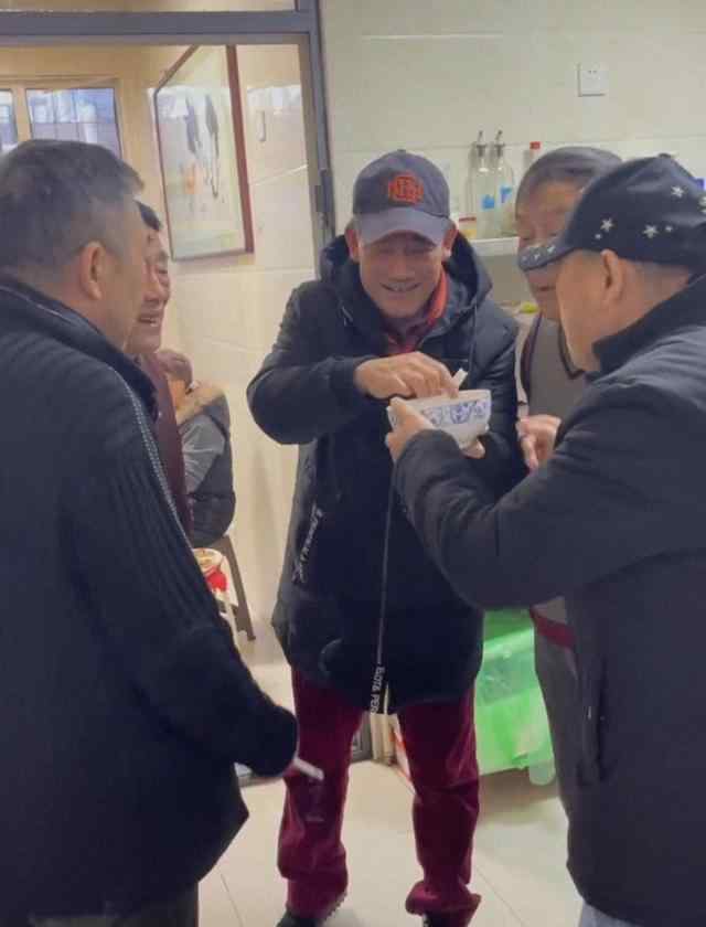 杨议在天津的实力 杨议兄弟同框，长相皆复制父亲杨少华，5人共用一勺不见外