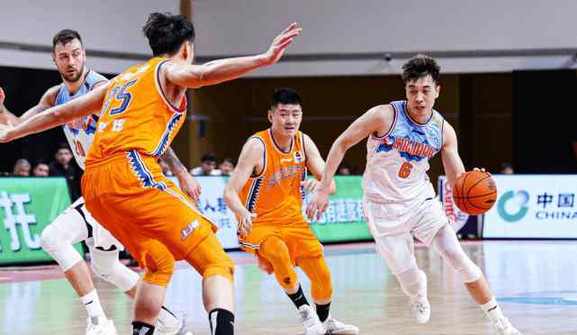 清华流川枫 轰30+15对飙弗神！34岁老将活力四射 周琦不在他挑起新疆大梁