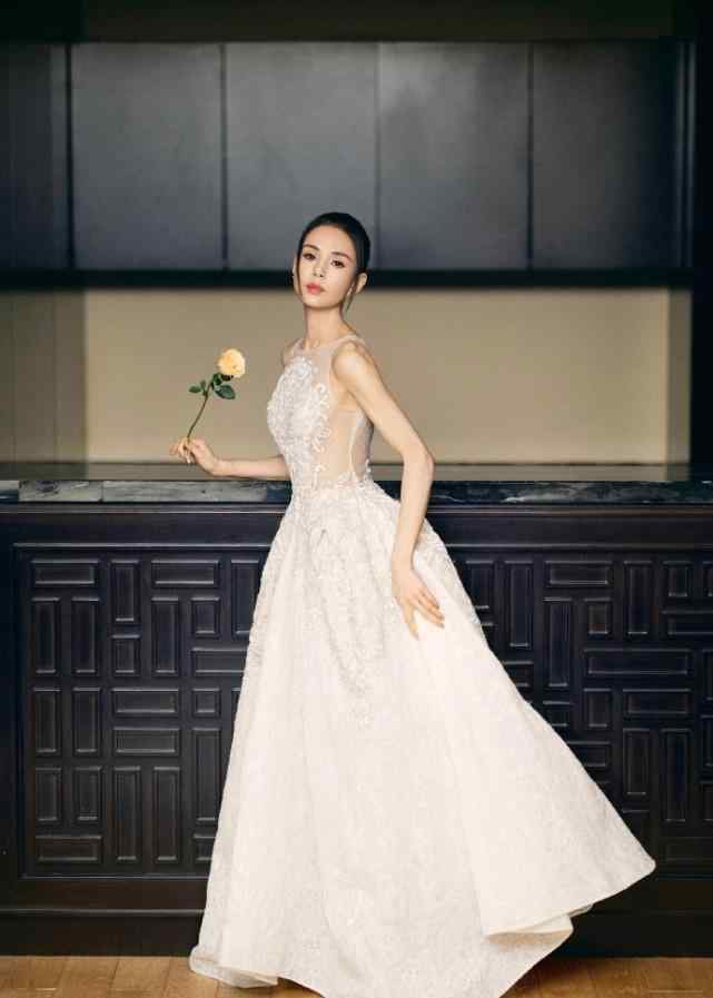 李若彤近照 李若彤近照瘦得皮包骨，脖子青筋抢镜，双手纹理暴露真实年纪