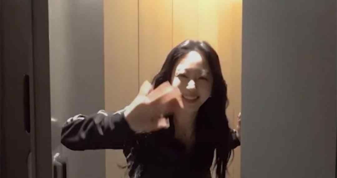 韩艺瑟 “不老女神”韩艺瑟，年过40依旧青春靓丽，一人一狗住超级豪宅
