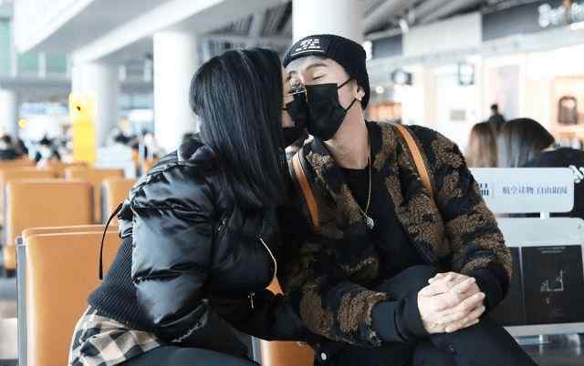 钟丽缇吻戏 钟丽缇和张伦硕隔着口罩接吻太浪漫，手挽手秀恩爱，太潮了！