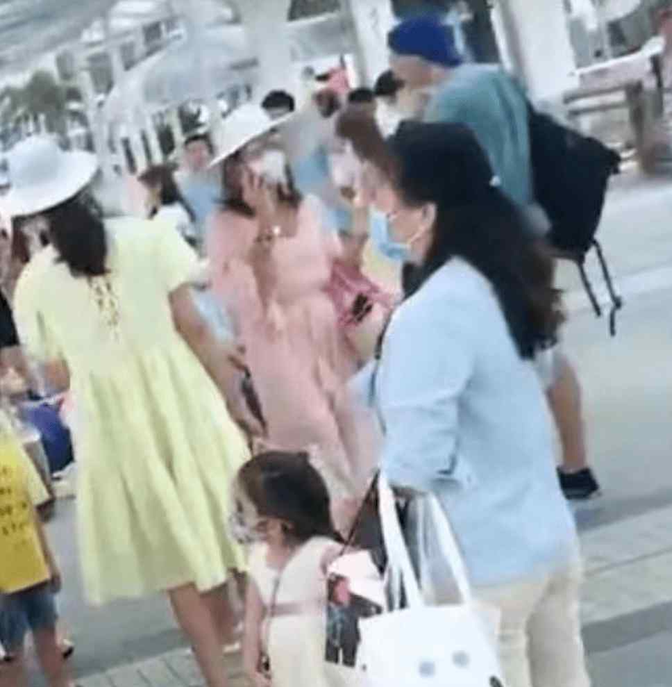 fangyuan 方媛大方晒女儿正脸，大眼睛小嘴五官精致，性格搞怪