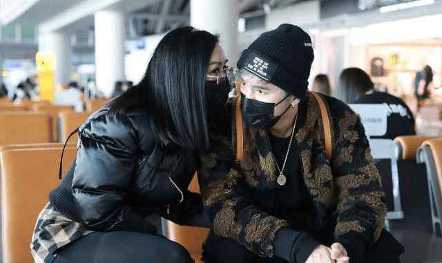 钟丽缇吻戏 钟丽缇和张伦硕隔着口罩接吻太浪漫，手挽手秀恩爱，太潮了！