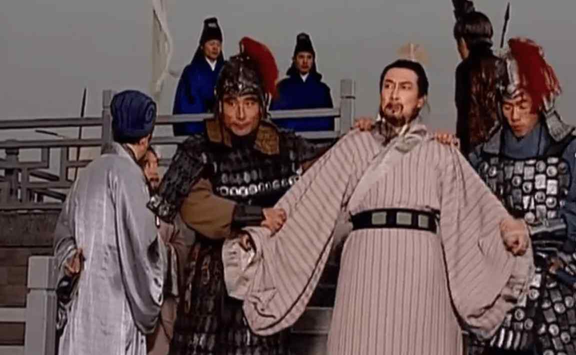 刘备称帝 诸葛亮劝刘备称帝，三人反对一人被杀，张飞和赵云为何不肯在劝进表上签字？
