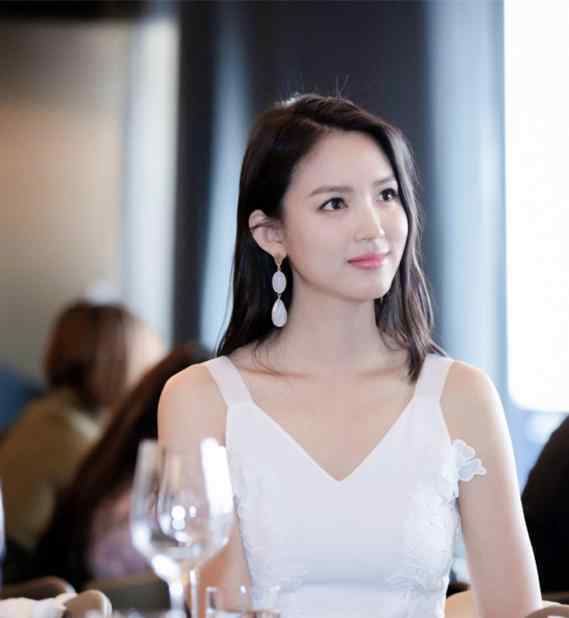 中国第一美女 她被称为“中国第一美女”，拒绝豪门嫁给爱情，如今35岁魅力依旧